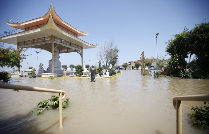 [-]Chùa[-]Việt[-]ở[-]Houston[-]bị[-]cô[-]lập[-]giữa[-]biển[-]nước